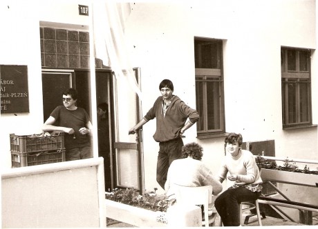 Jirka,já a Jana před budovou tábora rok 1984